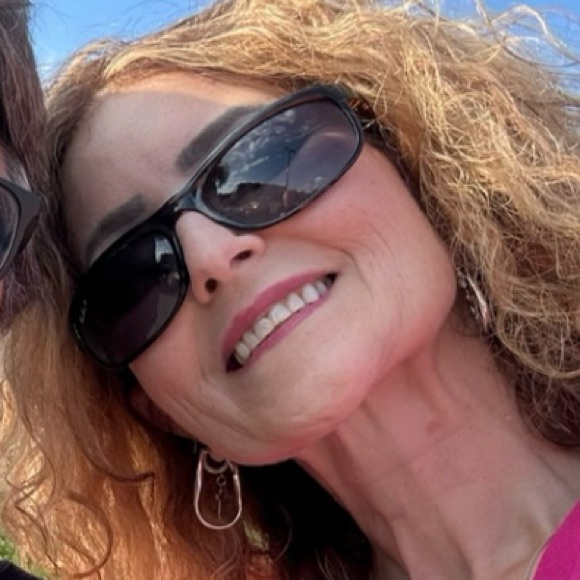 Meet your Posher, Melissa - Picture 1 of 8